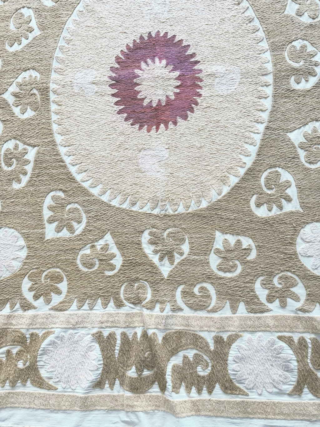 El İşlemesi Suzani Duvar Örtüsü 145 x 154 cm