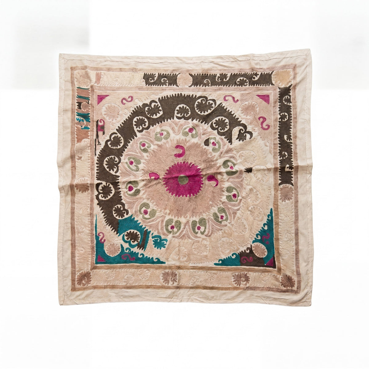 El İşlemesi Suzani Duvar Örtüsü 134 x 142 cm