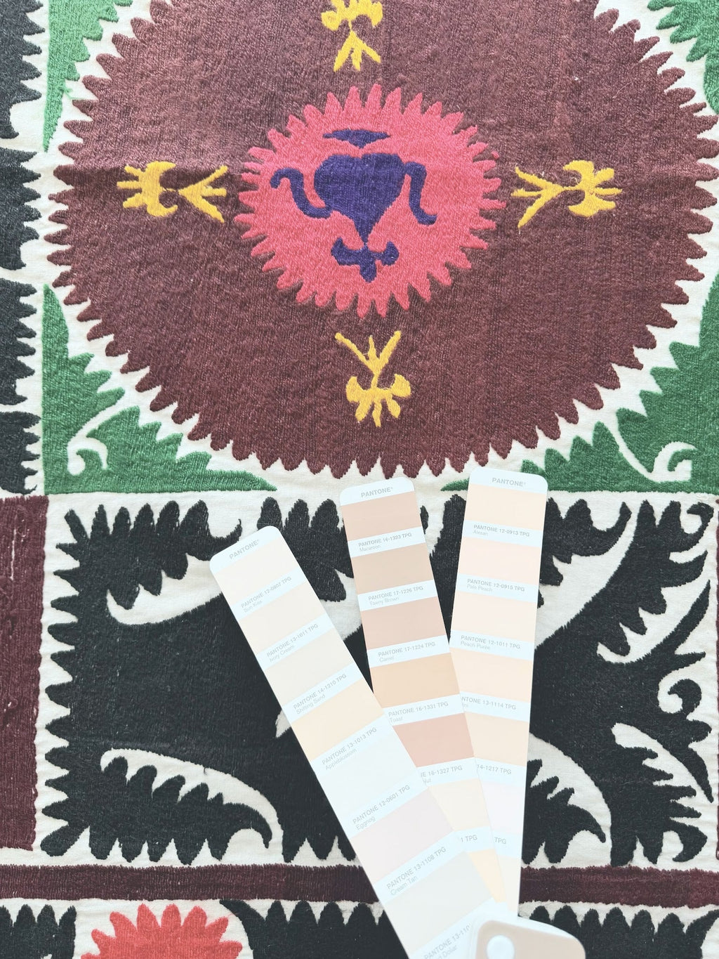 El İşlemesi Suzani Duvar Örtüsü 116 x 116 cm