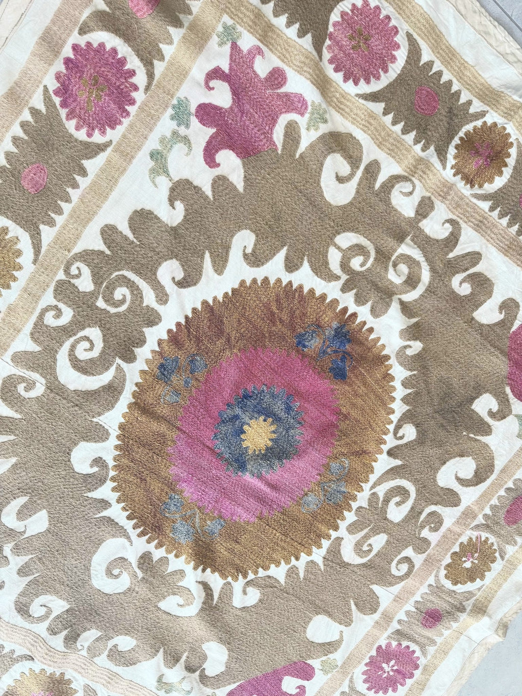 El İşlemesi Suzani Duvar Örtüsü 121 x 133 cm