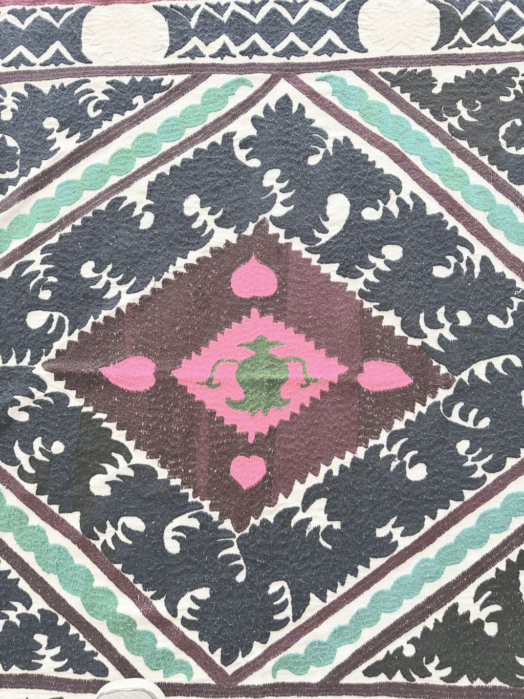 El İşlemesi Suzani Duvar Örtüsü 124 x 146 cm