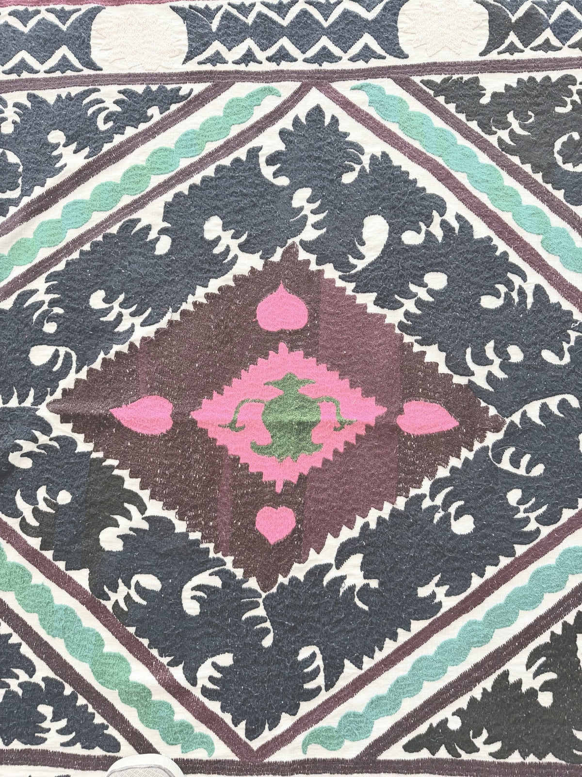 El İşlemesi Suzani Duvar Örtüsü 124 x 146 cm