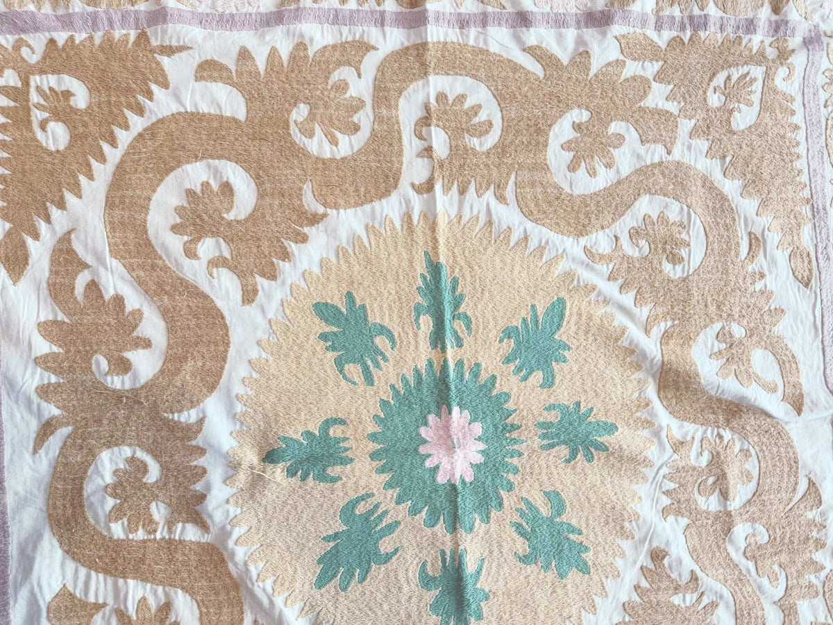 El İşlemesi Suzani Duvar Örtüsü 128 x 135 cm