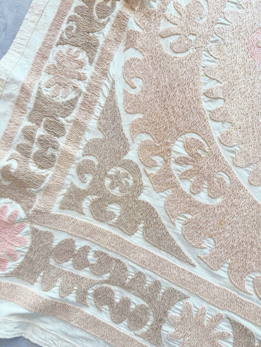 El İşlemesi Suzani Duvar Örtüsü 123 x 132 cm