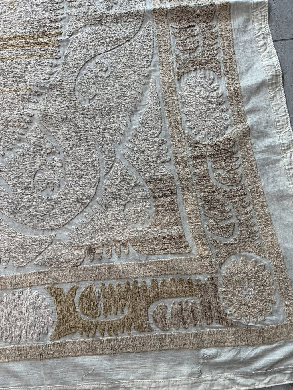 El İşlemesi Suzani Duvar Örtüsü 144 x 147 cm