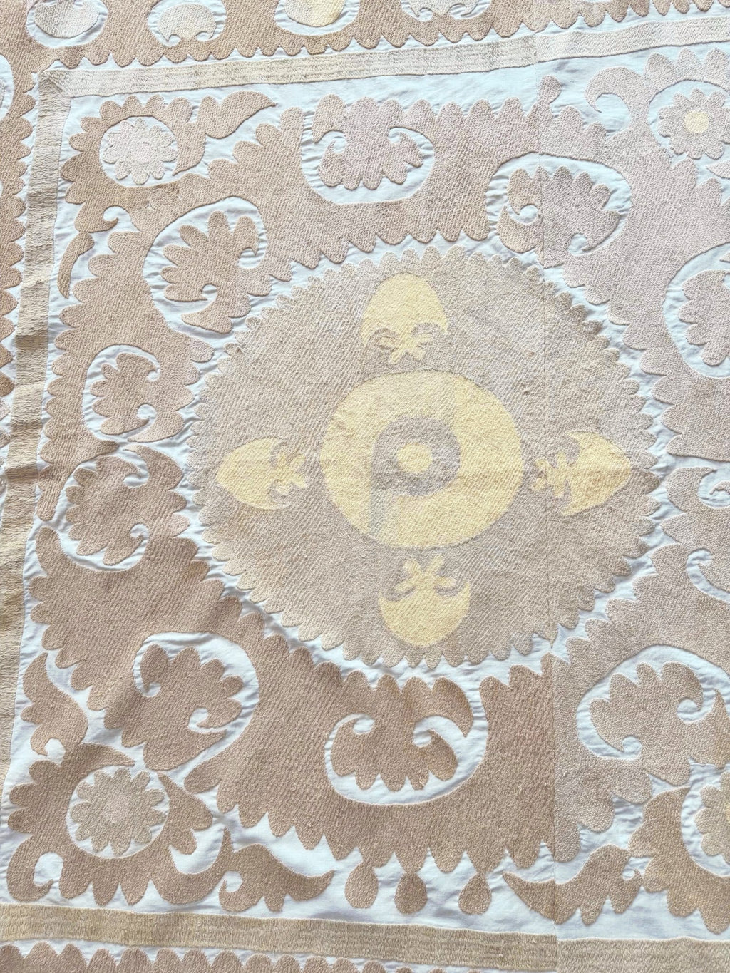 El İşlemesi Suzani Duvar Örtüsü 125 x 132 cm