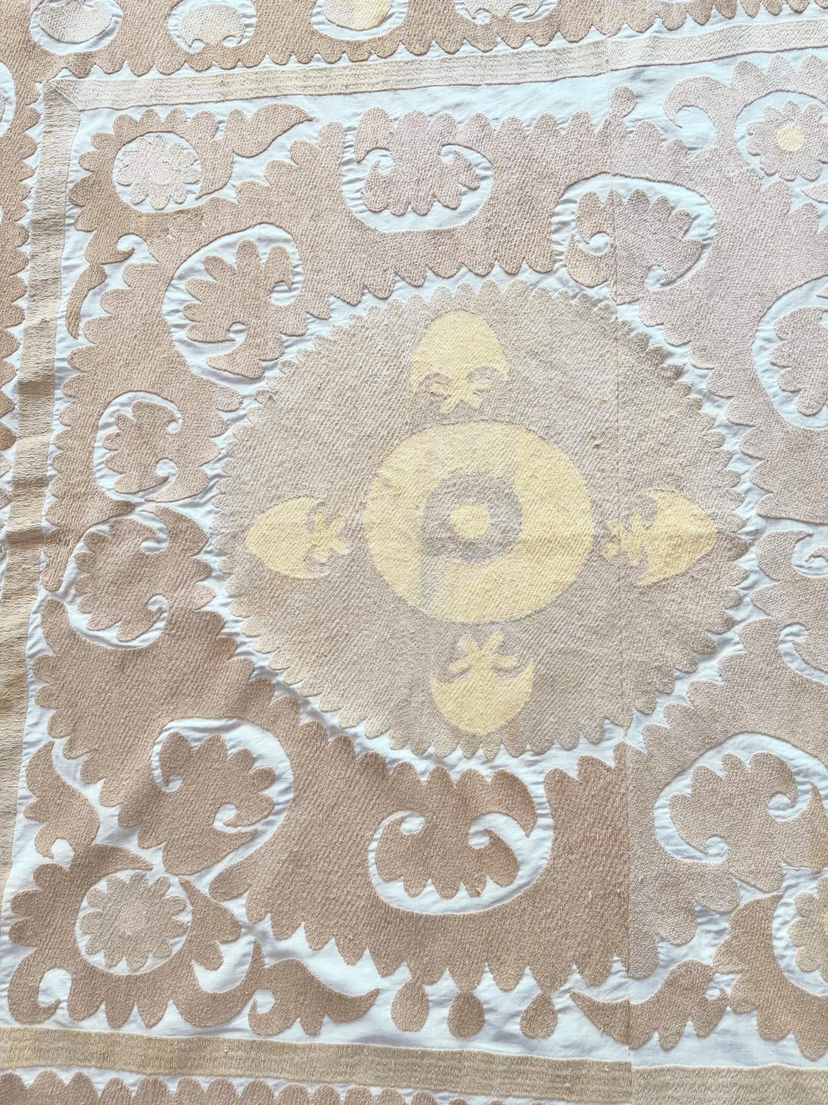 El İşlemesi Suzani Duvar Örtüsü 125 x 132 cm