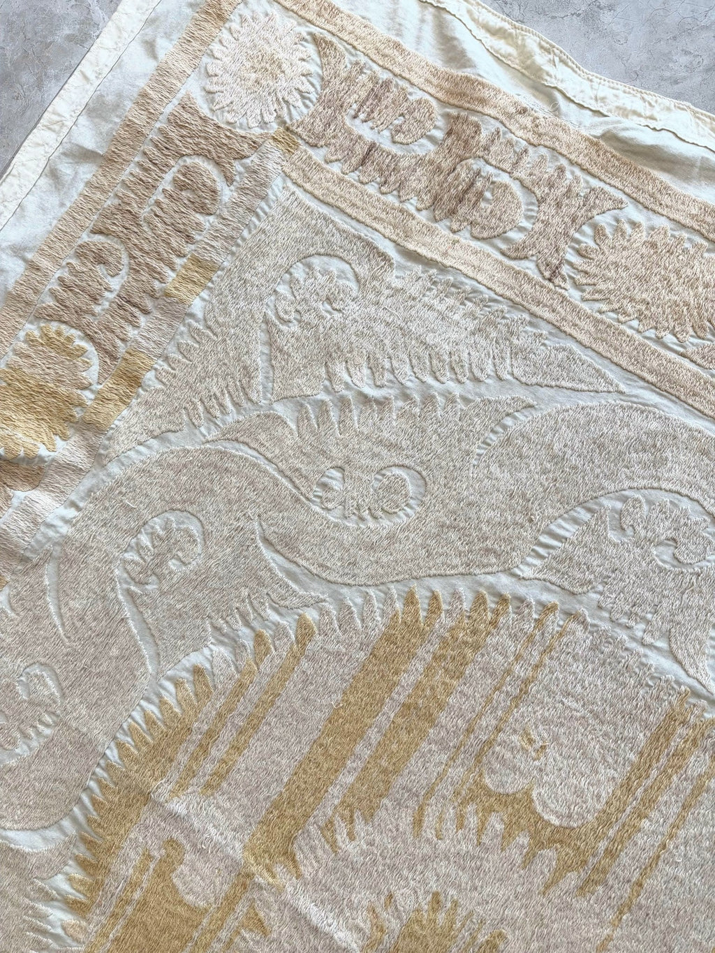 El İşlemesi Suzani Duvar Örtüsü 144 x 147 cm