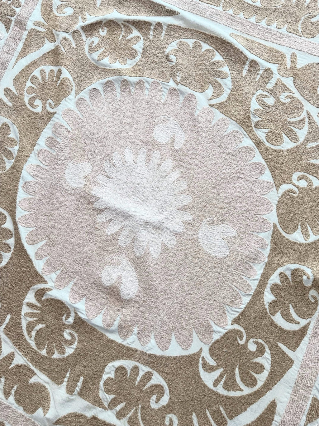 El İşlemesi Suzani Duvar Örtüsü 125 x 135 cm