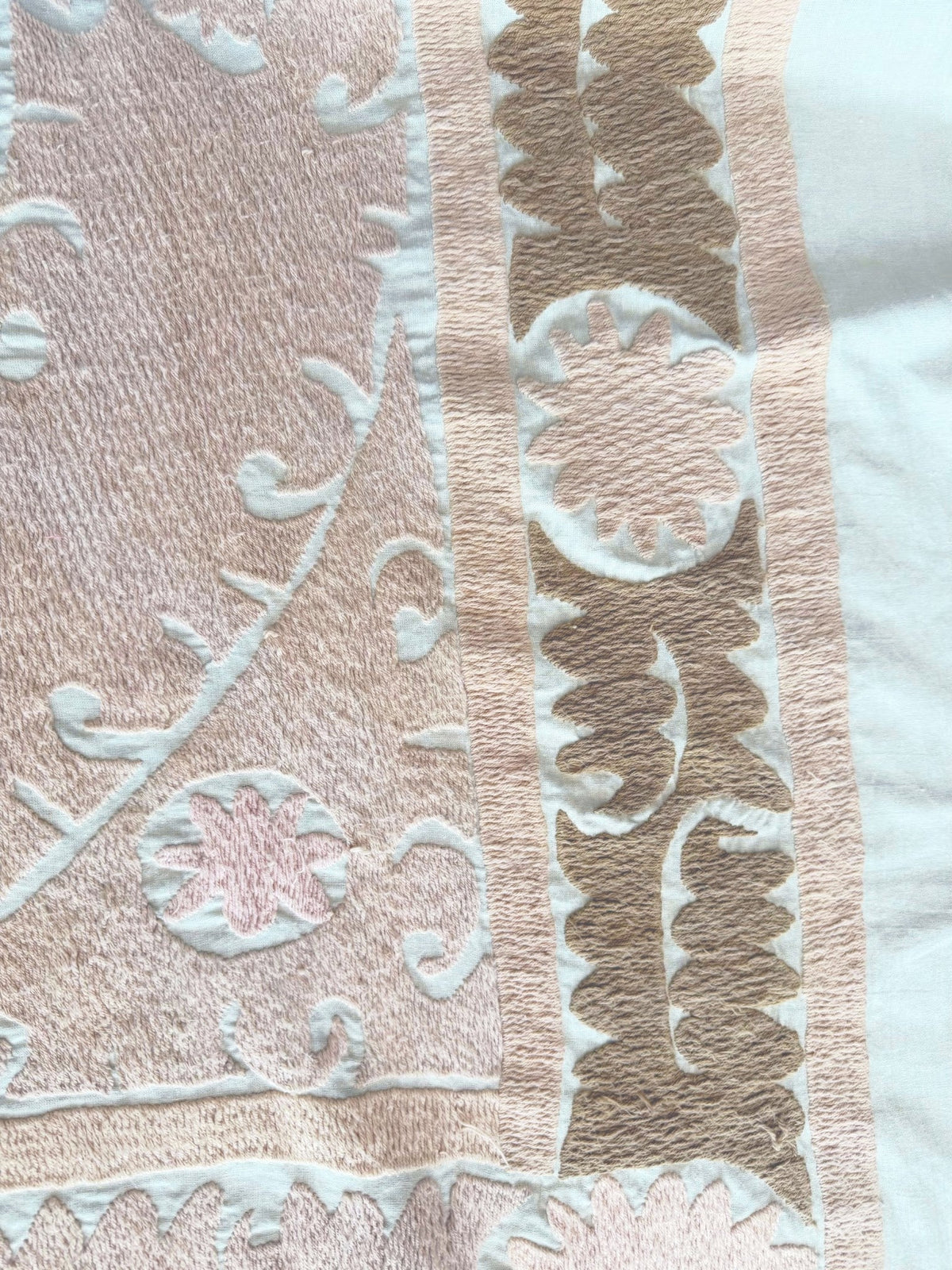 El İşlemesi Suzani Duvar Örtüsü 132 x 138 cm