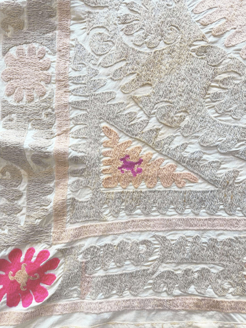El İşlemesi Suzani Duvar Örtüsü 150 x 156 cm