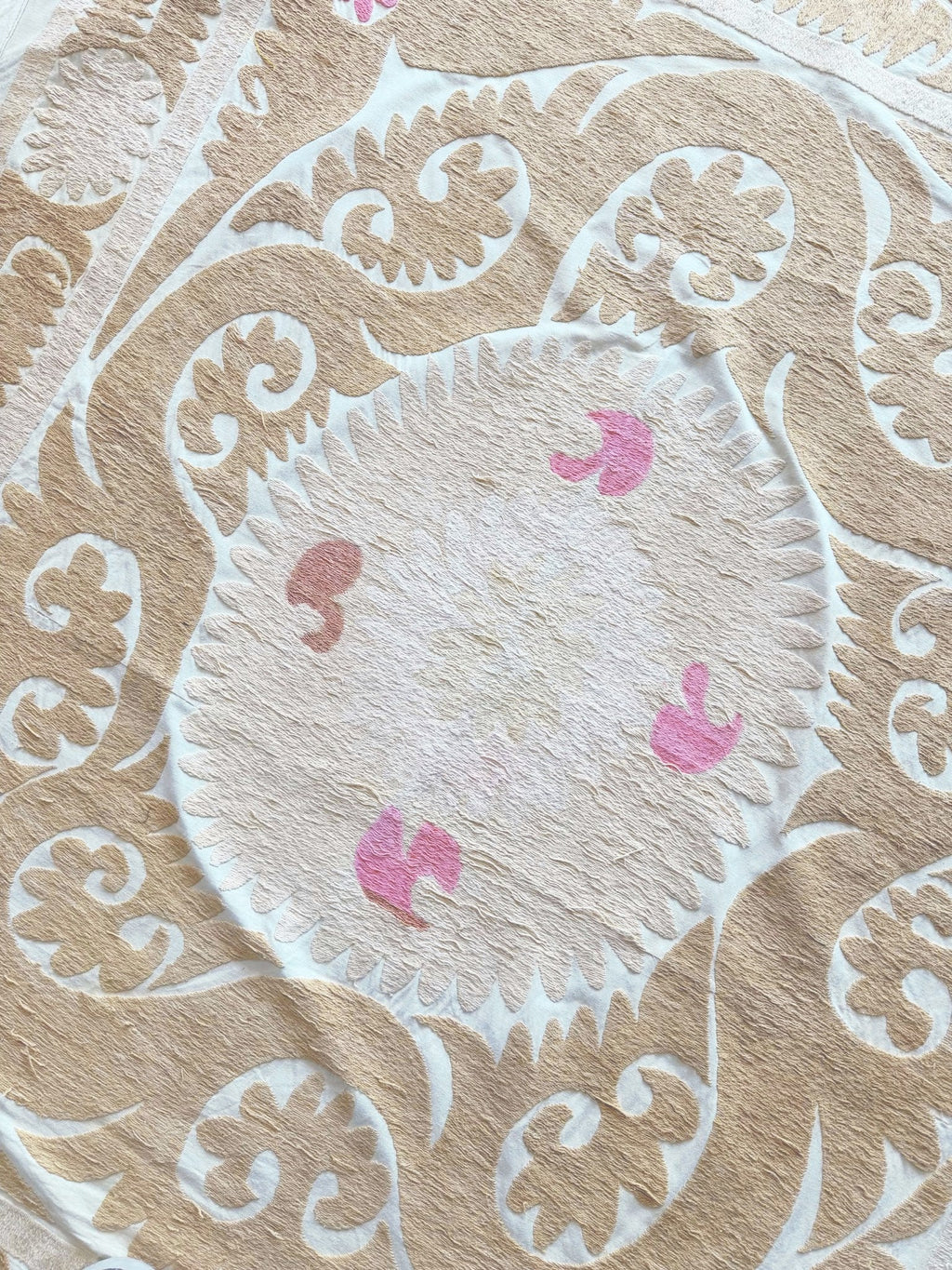 El İşlemesi Suzani Duvar Örtüsü 141 x 154 cm