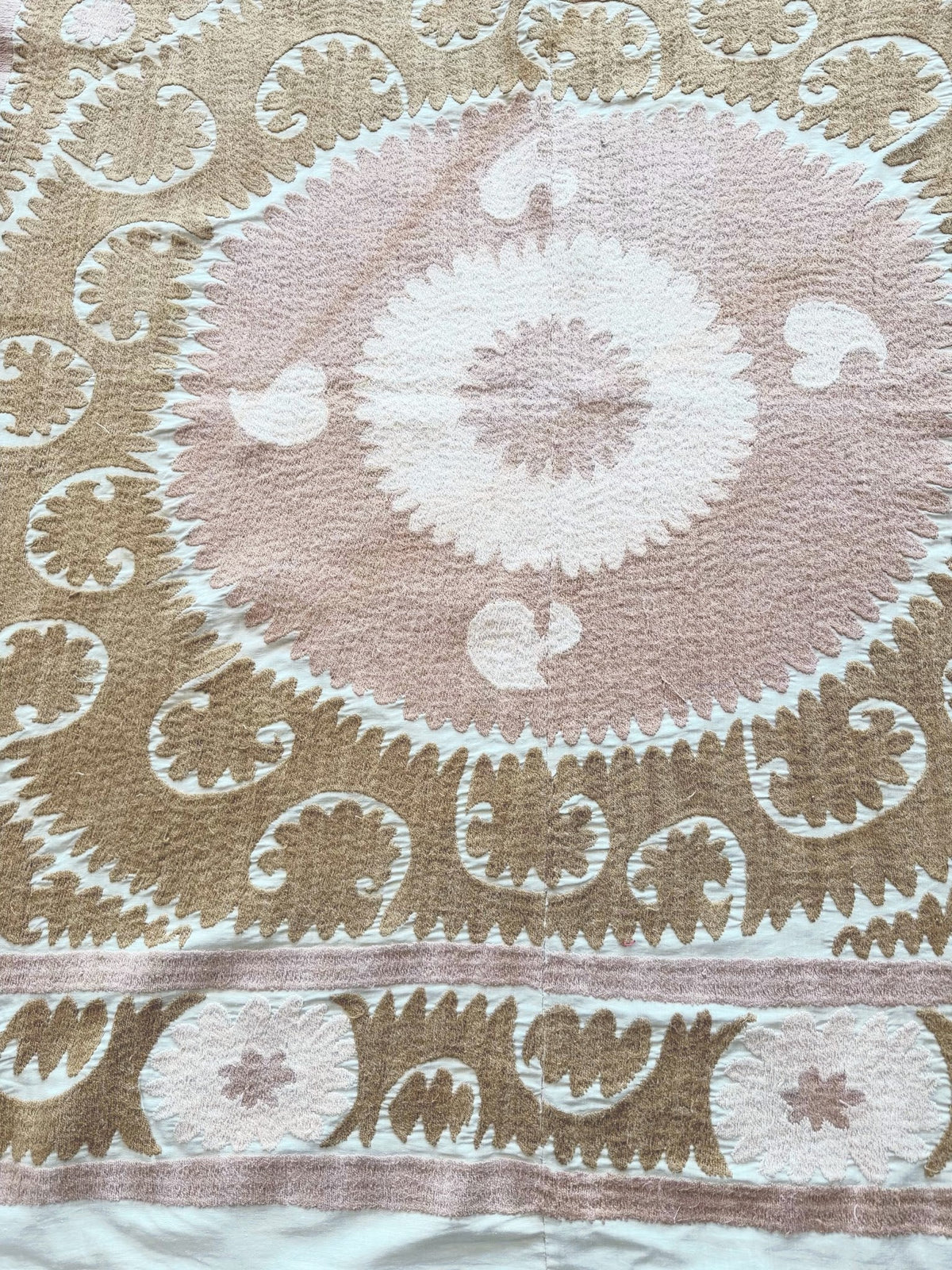 El İşlemesi Suzani Duvar Örtüsü 140 x 158 cm