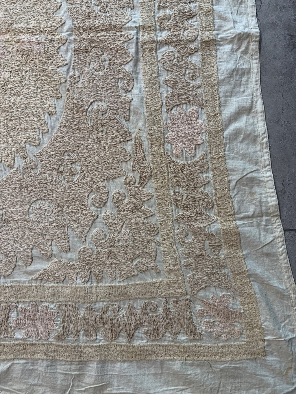 El İşlemesi Suzani Duvar Örtüsü 130 x 130 cm