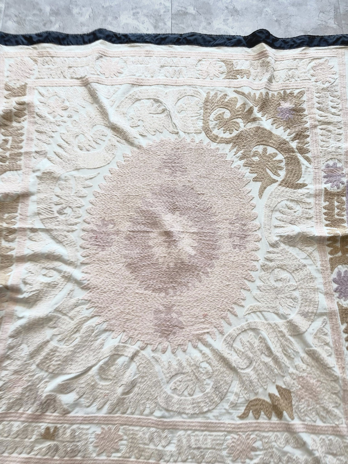 El İşlemesi Suzani Duvar Örtüsü 133 x 144 cm