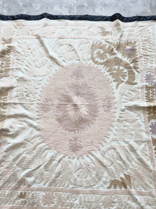 El İşlemesi Suzani Duvar Örtüsü 133 x 144 cm