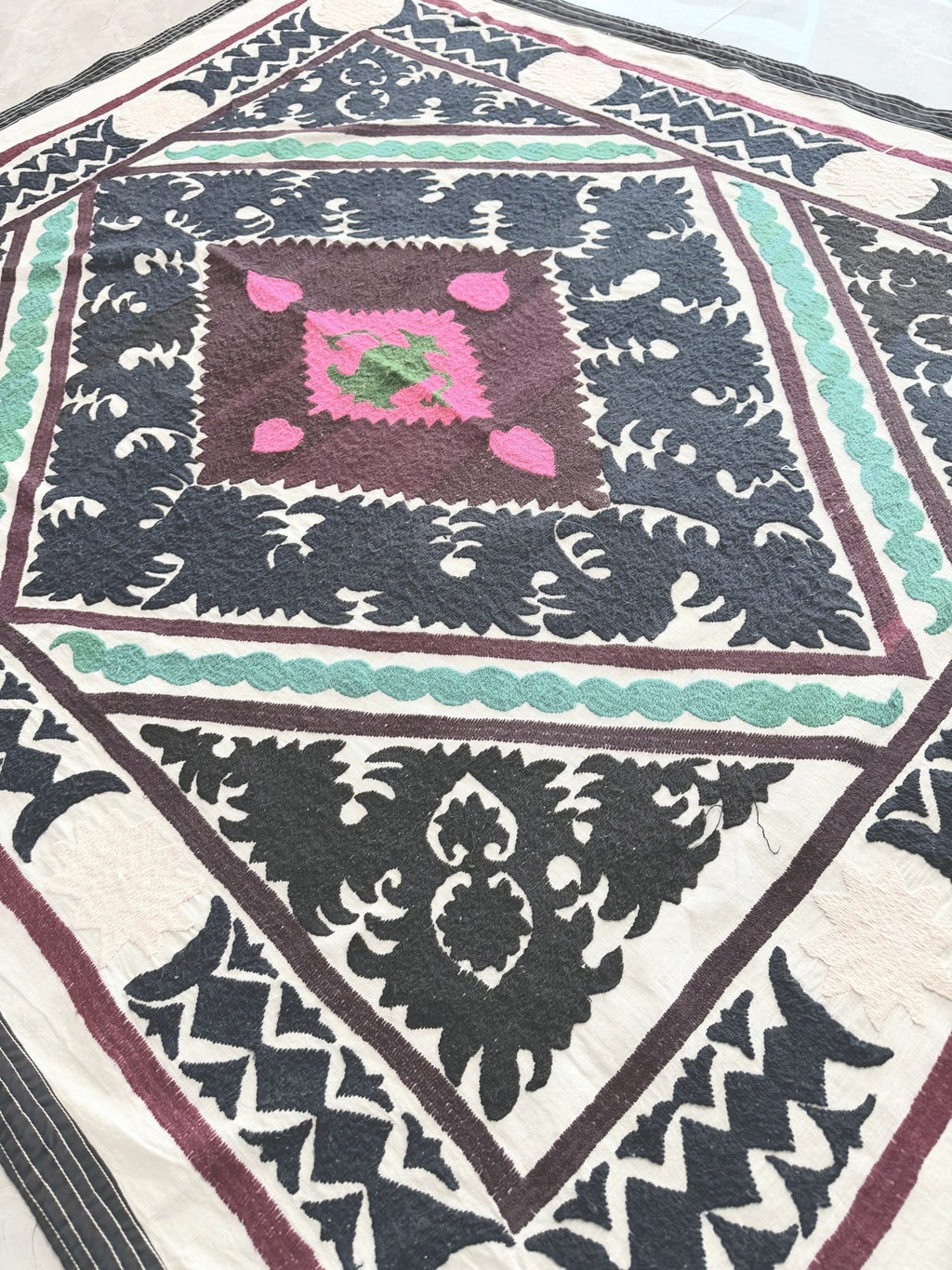 El İşlemesi Suzani Duvar Örtüsü 124 x 146 cm