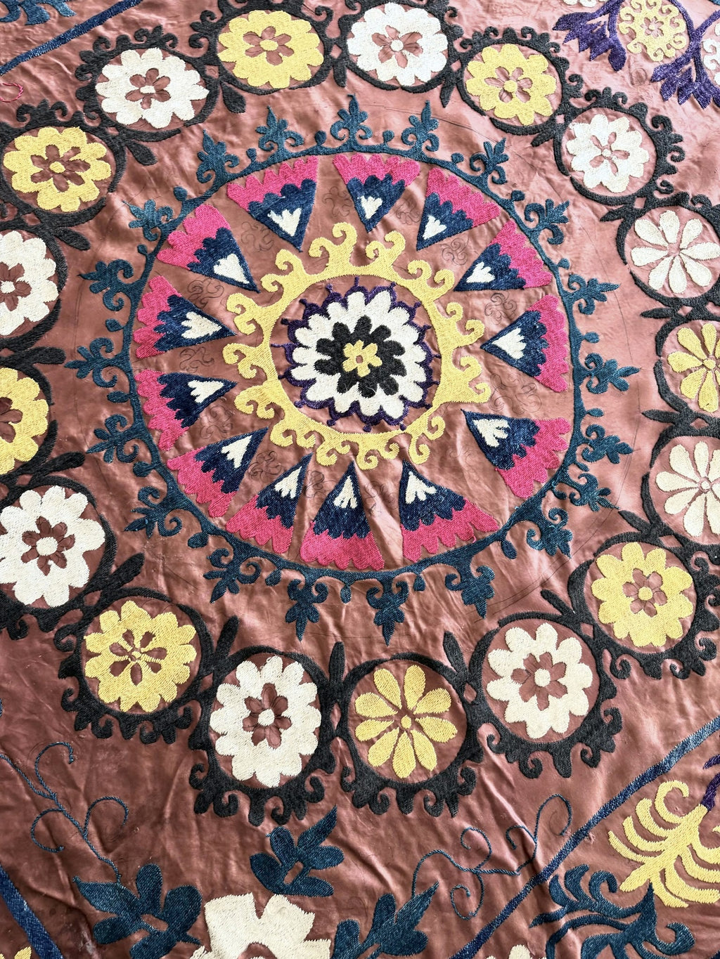 El İşlemesi Suzani Duvar Örtüsü 135 x 280 cm