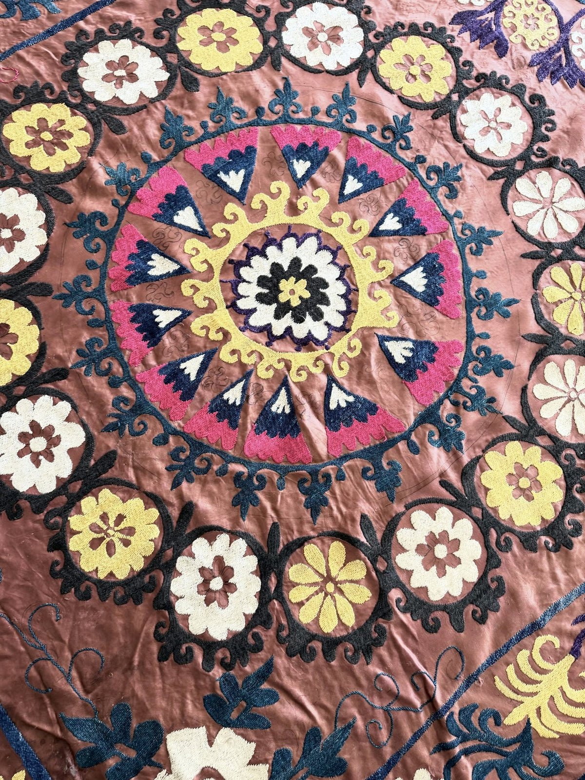 El İşlemesi Suzani Duvar Örtüsü 135 x 280 cm