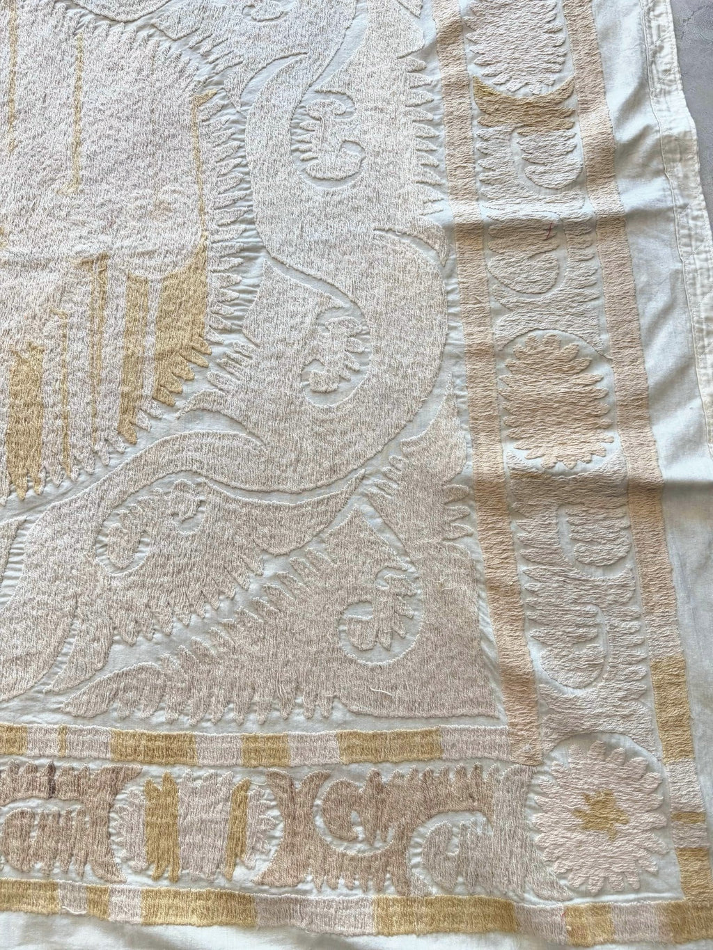 El İşlemesi Suzani Duvar Örtüsü 144 x 147 cm