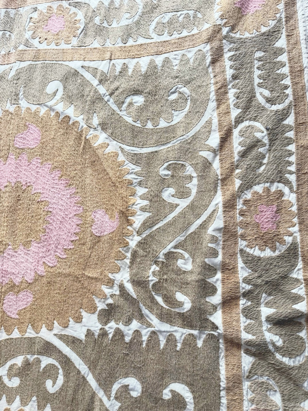 El İşlemesi Suzani Duvar Örtüsü 245 x 335 cm