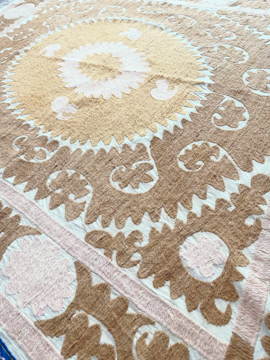 El İşlemesi Suzani Duvar Örtüsü 140 x 156 cm