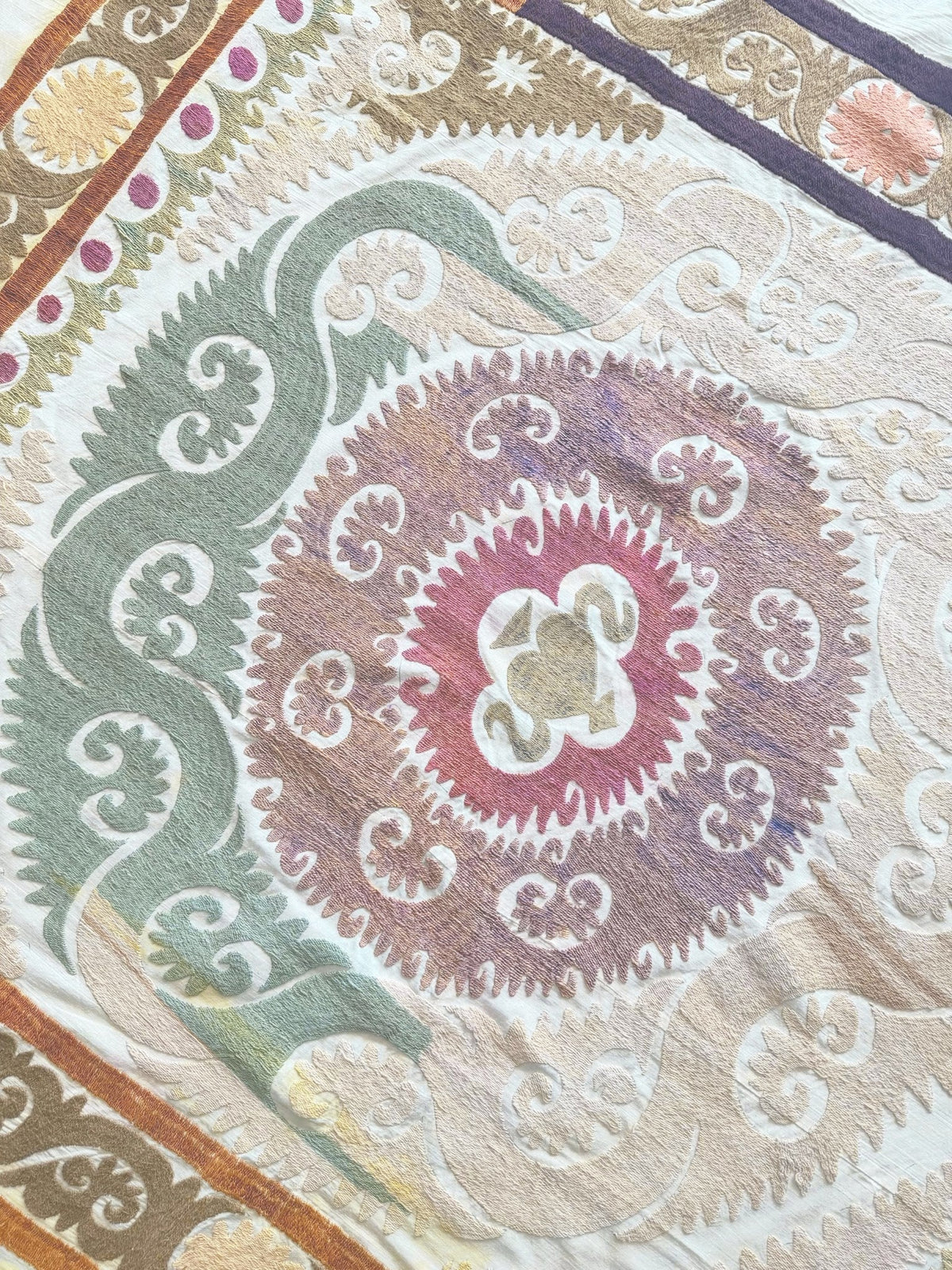 El İşlemesi Suzani Duvar Örtüsü 126 x 150 cm