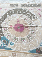 El İşlemesi Suzani Duvar Örtüsü 134 x 142 cm