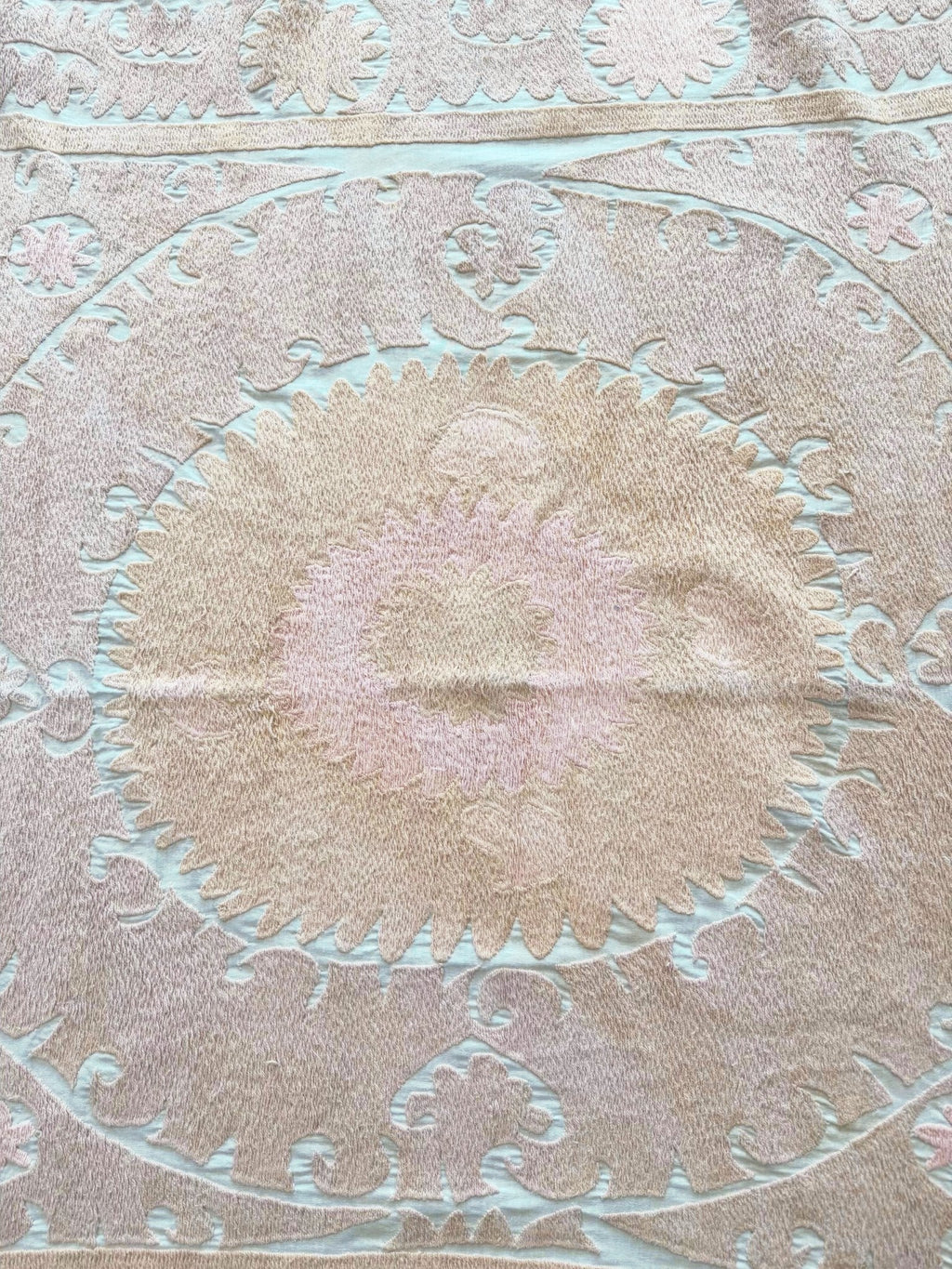 El İşlemesi Suzani Duvar Örtüsü 132 x 138 cm