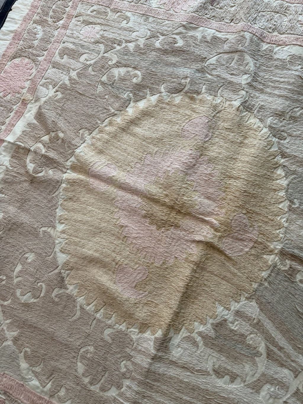 El İşlemesi Suzani Duvar Örtüsü 135 x 138 cm