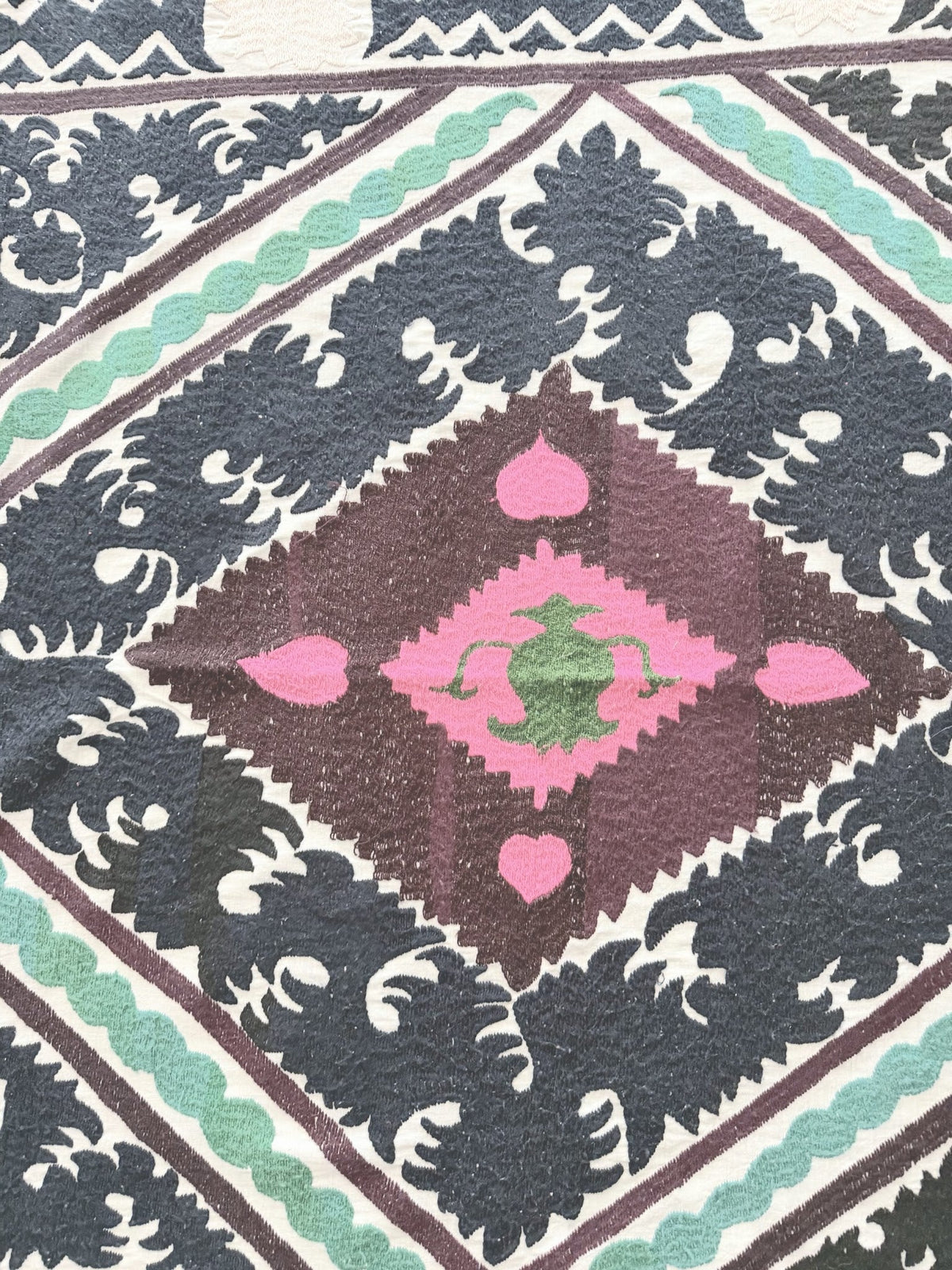 El İşlemesi Suzani Duvar Örtüsü 124 x 146 cm