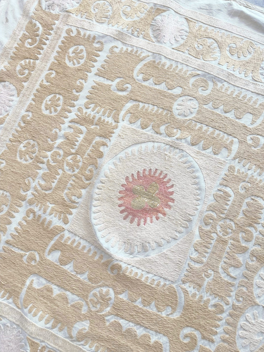 El İşlemesi Suzani Duvar Örtüsü 128 x 139 cm