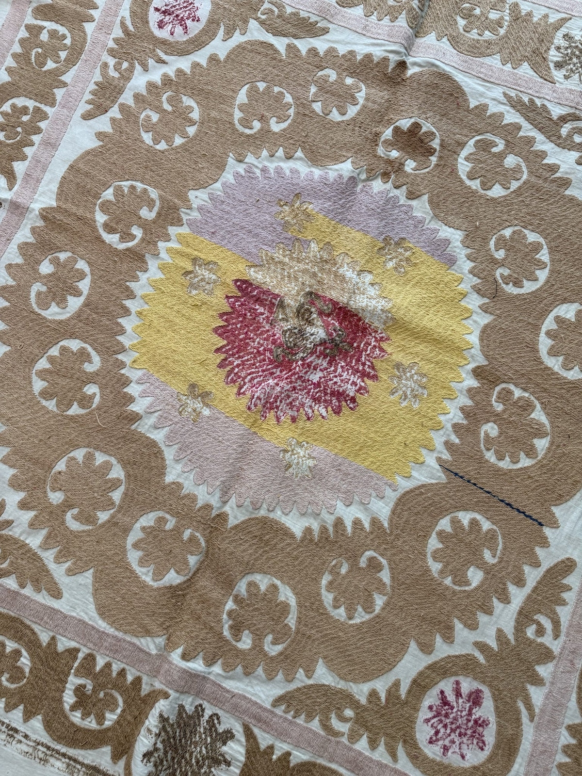 El İşlemesi Suzani Duvar Örtüsü 123 x 125 cm