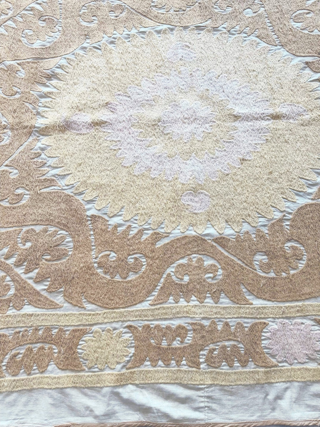El İşlemesi Suzani Duvar Örtüsü 140 x 156 cm