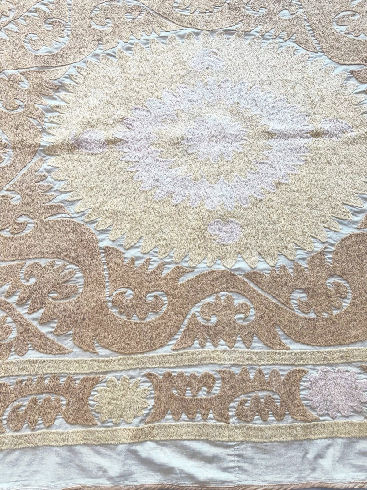 El İşlemesi Suzani Duvar Örtüsü 140 x 156 cm
