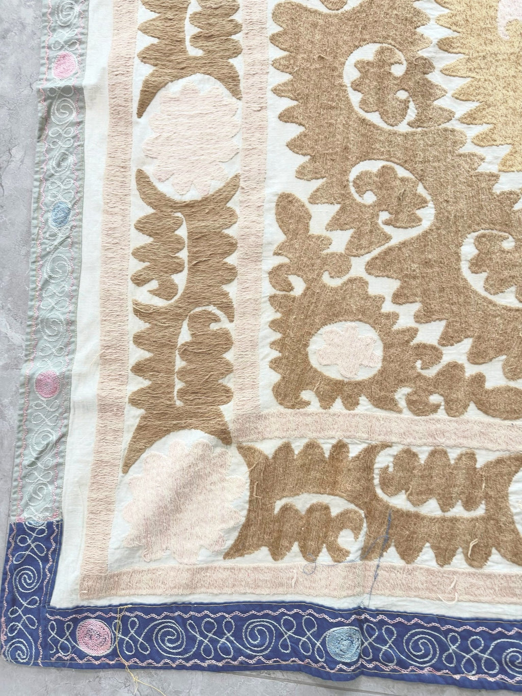 El İşlemesi Suzani Duvar Örtüsü 140 x 156 cm
