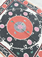 El İşlemesi Suzani Duvar Örtüsü 127 x 135 cm