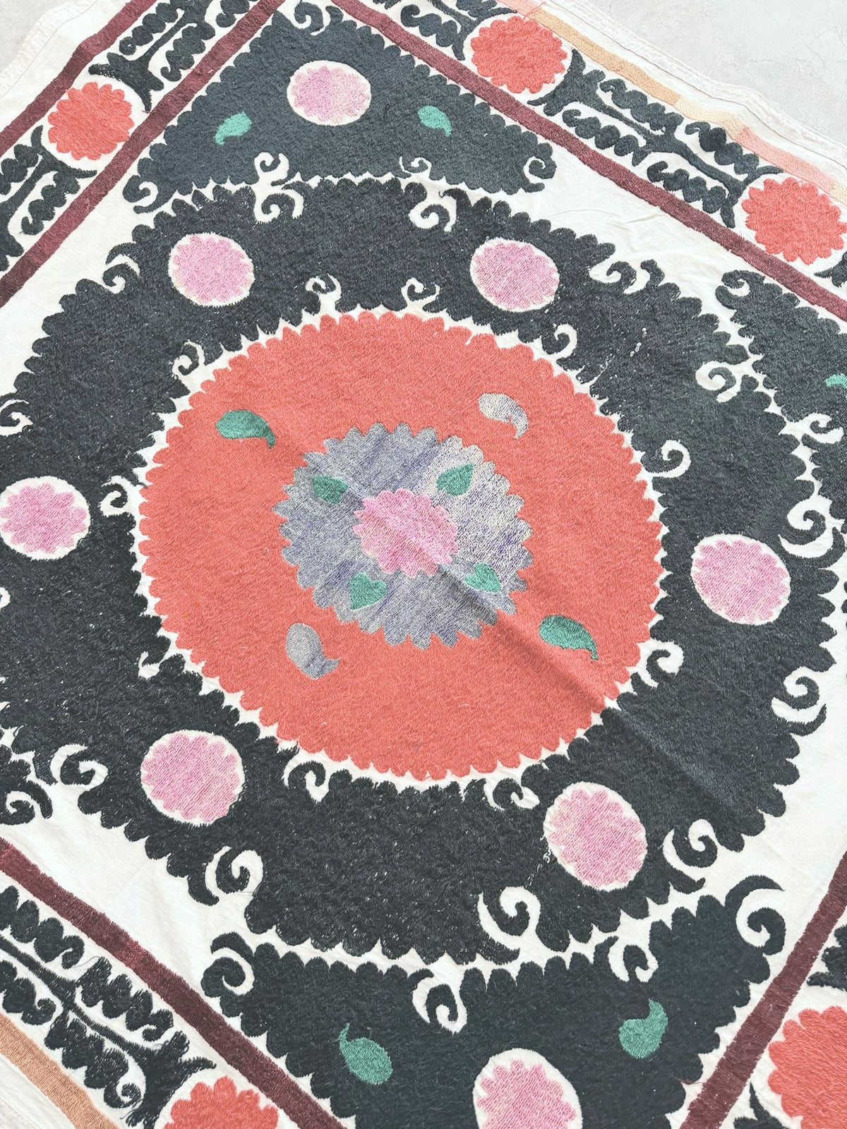 El İşlemesi Suzani Duvar Örtüsü 127 x 135 cm