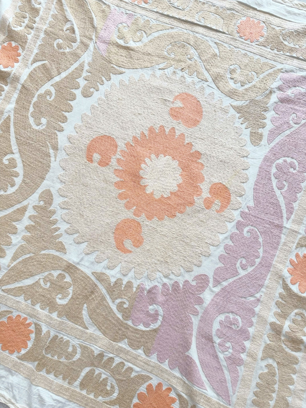 El İşlemesi Suzani Duvar Örtüsü 138 x 142 cm