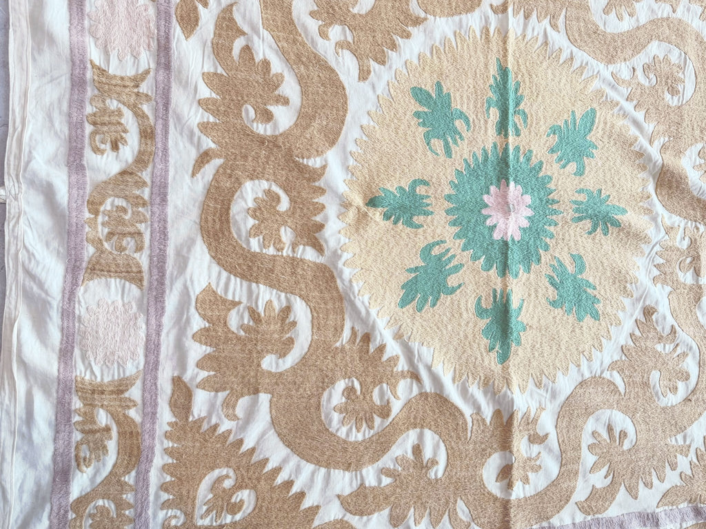 El İşlemesi Suzani Duvar Örtüsü 128 x 135 cm