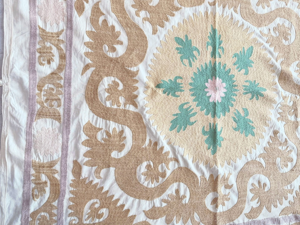 El İşlemesi Suzani Duvar Örtüsü 128 x 135 cm