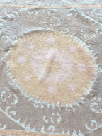 El İşlemesi Suzani Duvar Örtüsü 136 x 143 cm