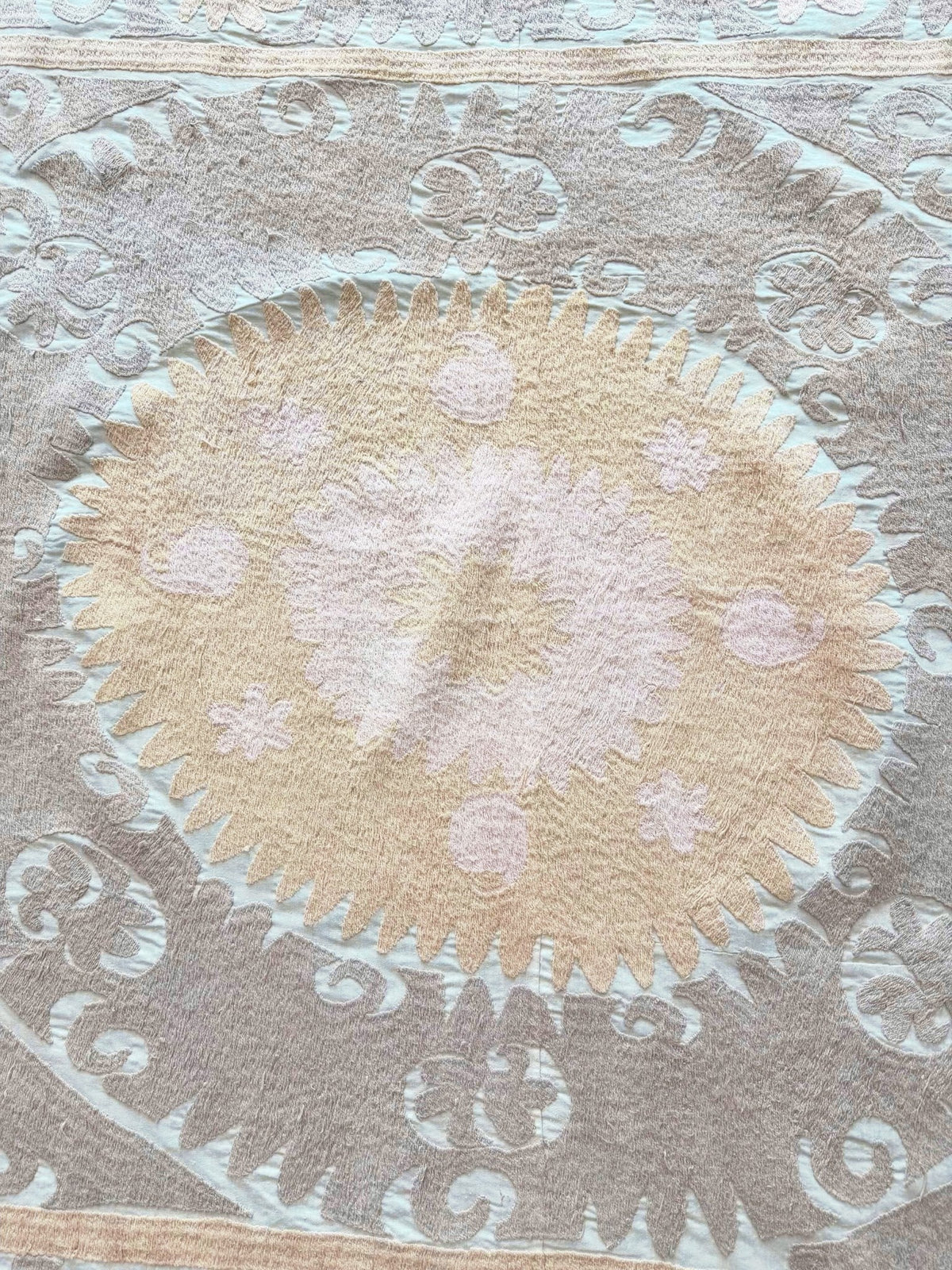 El İşlemesi Suzani Duvar Örtüsü 136 x 143 cm
