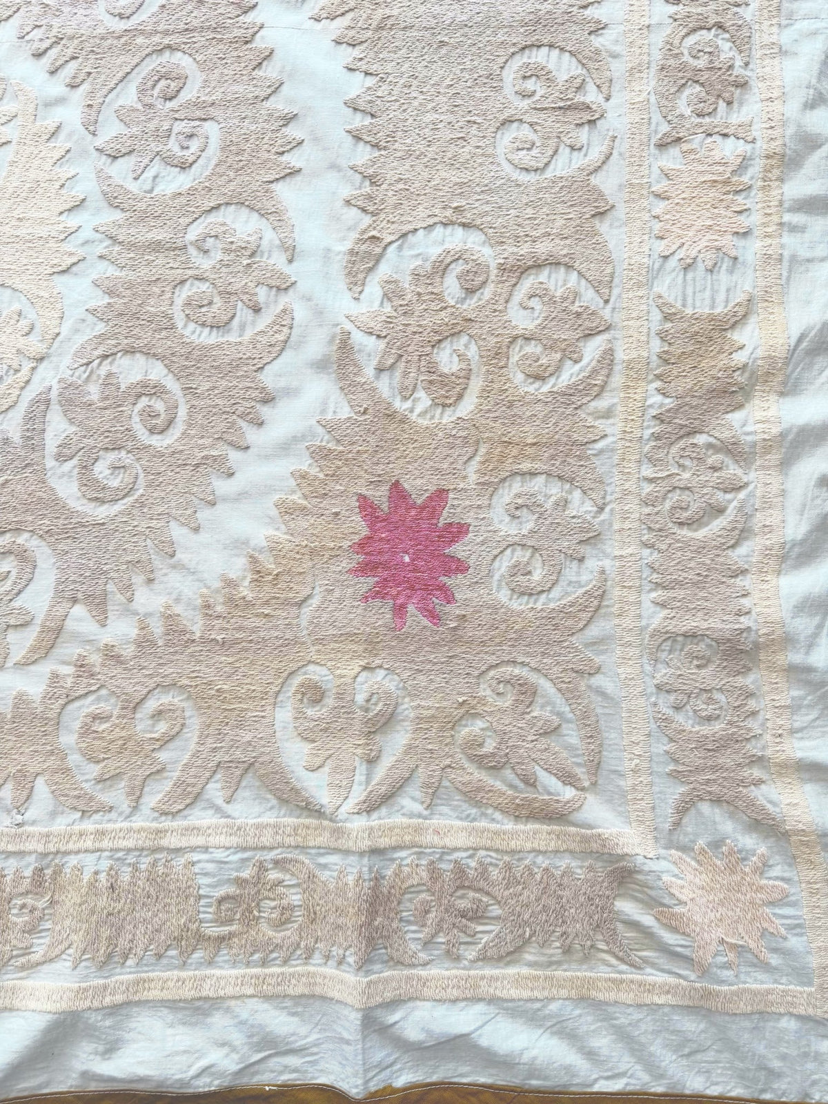 El İşlemesi Suzani Duvar Örtüsü 128 x 153 cm