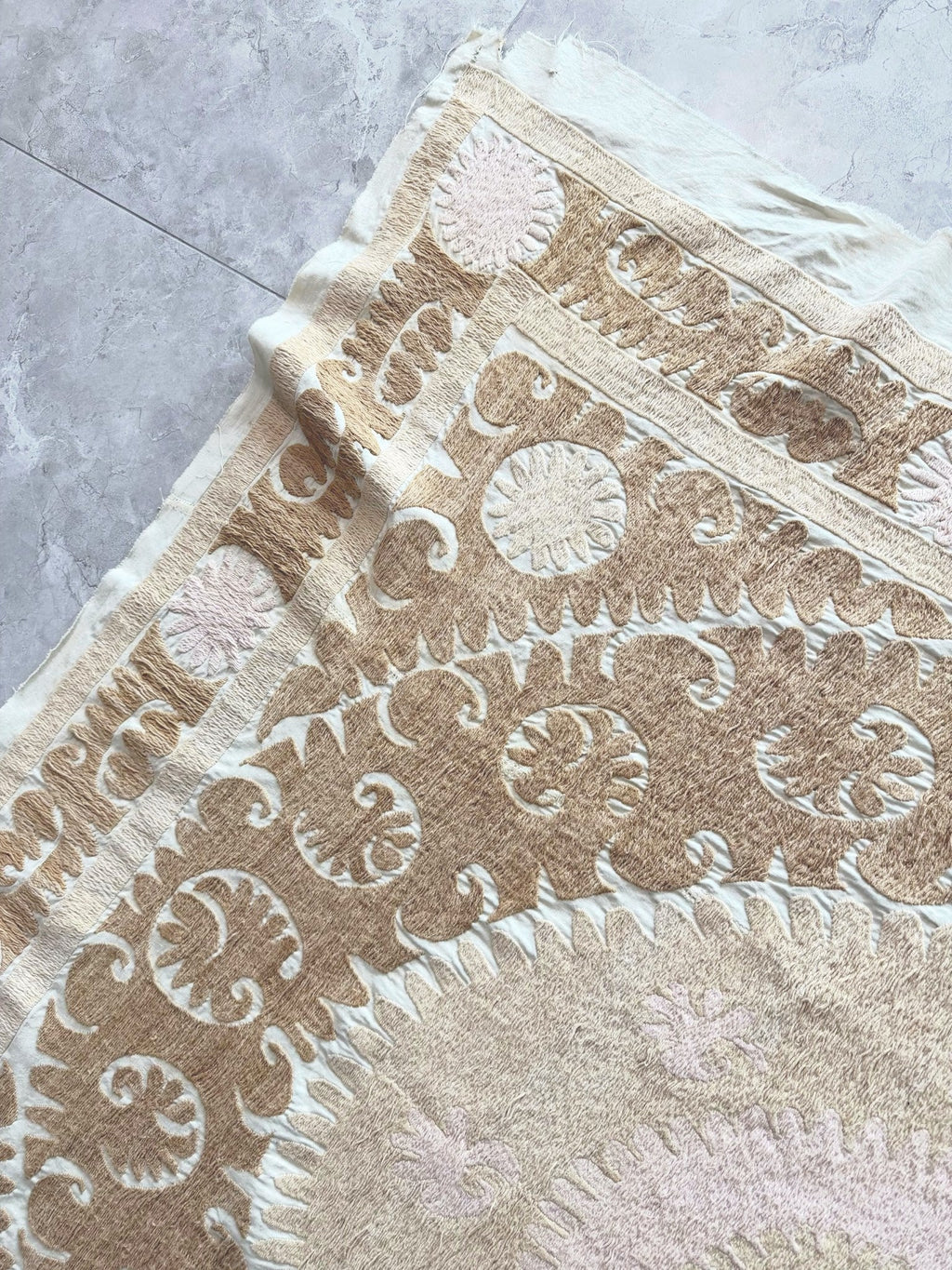 El İşlemesi Suzani Duvar Örtüsü 150 x 156 cm