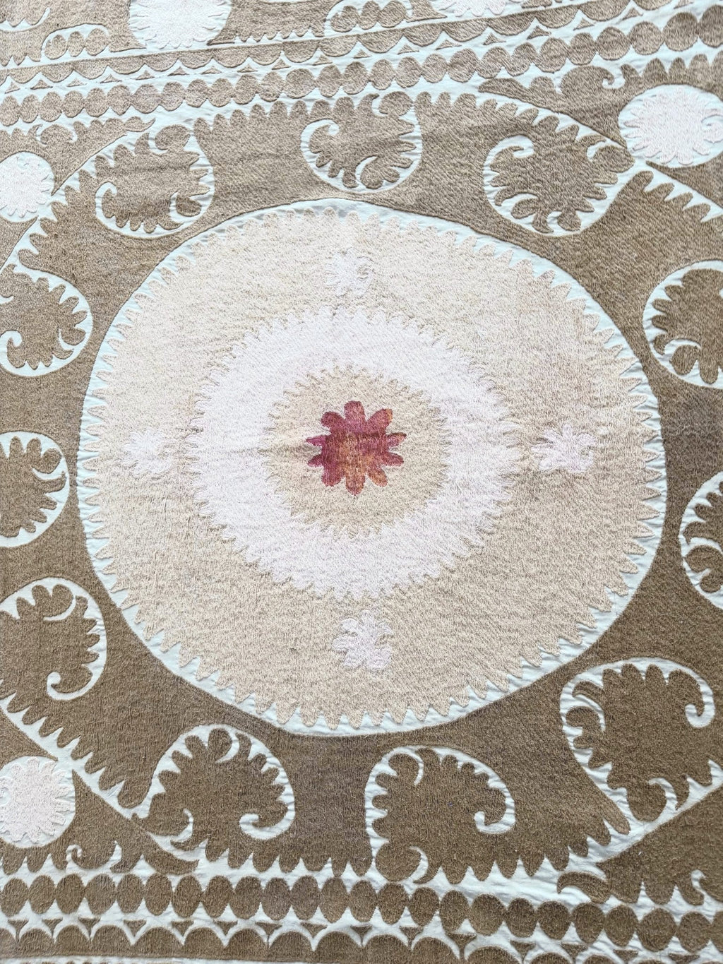 El İşlemesi Suzani Duvar Örtüsü 139 x 146 cm