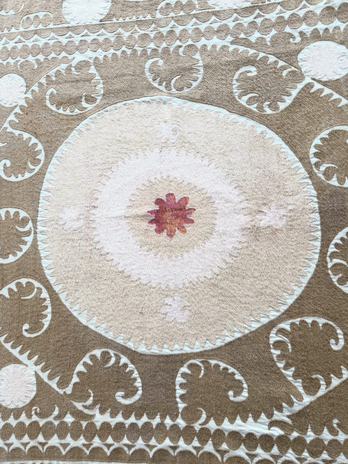 El İşlemesi Suzani Duvar Örtüsü 139 x 146 cm