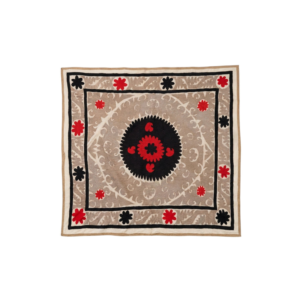 El İşlemesi Suzani Duvar Örtüsü 132 x 142 cm