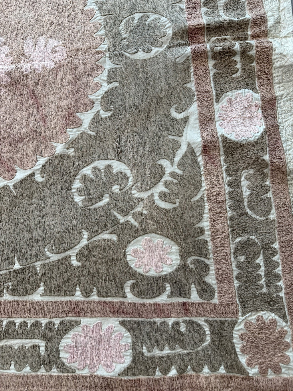 El İşlemesi Suzani Duvar Örtüsü 140 x 143 cm