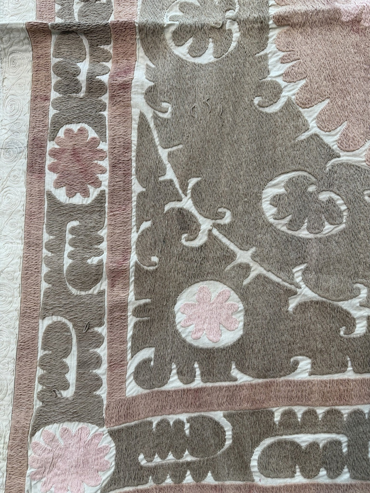 El İşlemesi Suzani Duvar Örtüsü 140 x 143 cm